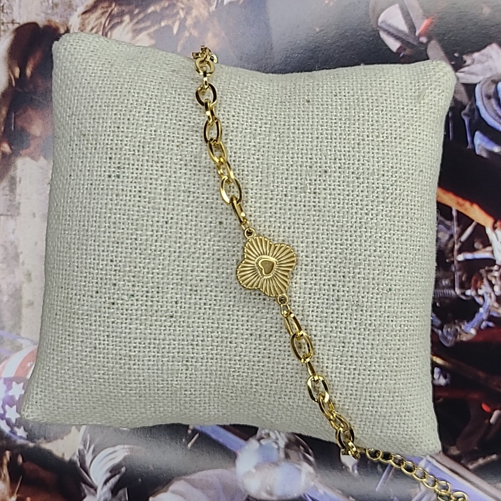 Gold Bracelet Brand New Clover Heart European Design Contemporary Fashion Style